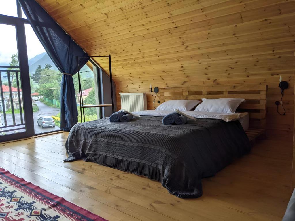 Postel nebo postele na pokoji v ubytování Kazbegi Cottage Memo