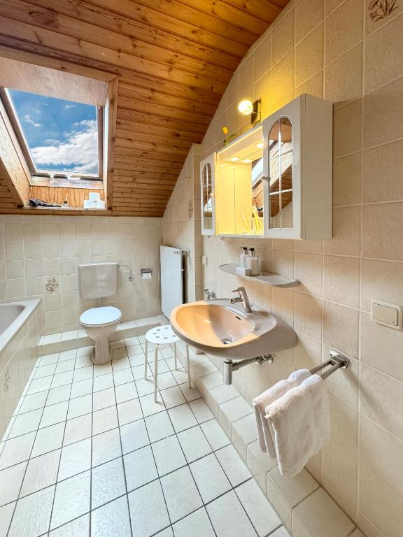 Koupelna v ubytování Haus Roseneck mit gratis Zugang zur Jod-Sole-Therme
