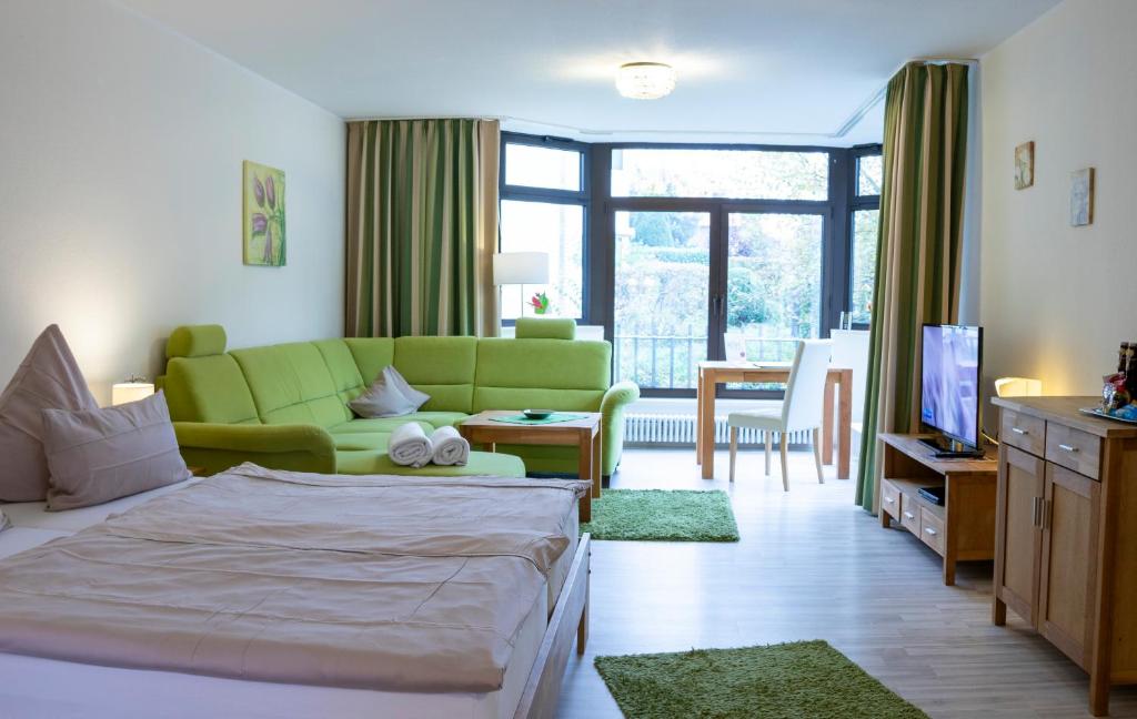 Postel nebo postele na pokoji v ubytování Haus Roseneck mit gratis Zugang zur Jod-Sole-Therme