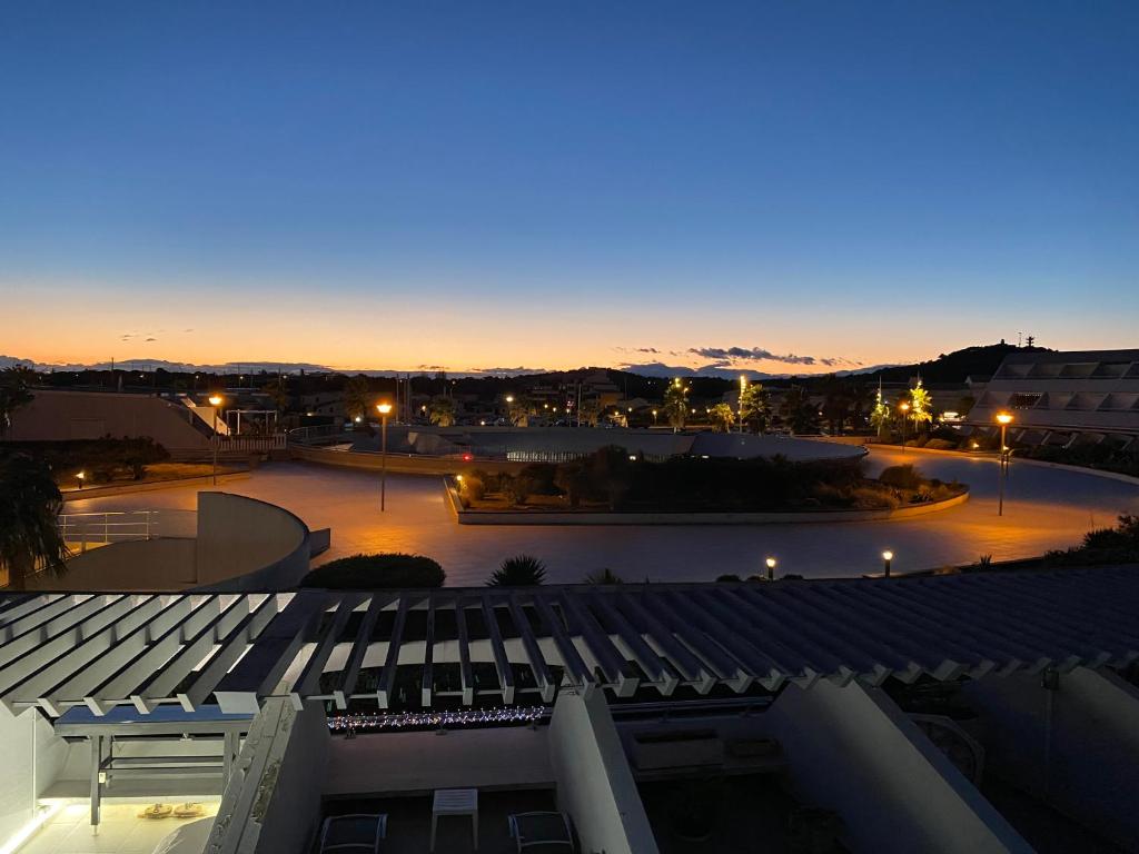 - une vue sur un parking la nuit dans l'établissement CAP D'AGDE Naturiste Port Ambonne - POPCORN, au Cap d'Agde