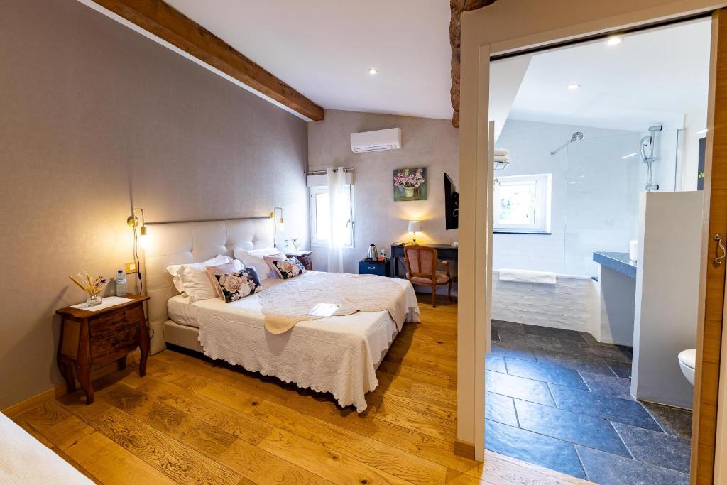 Postel nebo postele na pokoji v ubytování Hotel Le Mas Trilles