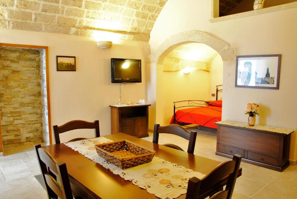 une salle à manger avec une table et une chambre dans l'établissement Casetta Donnolo, à Oria