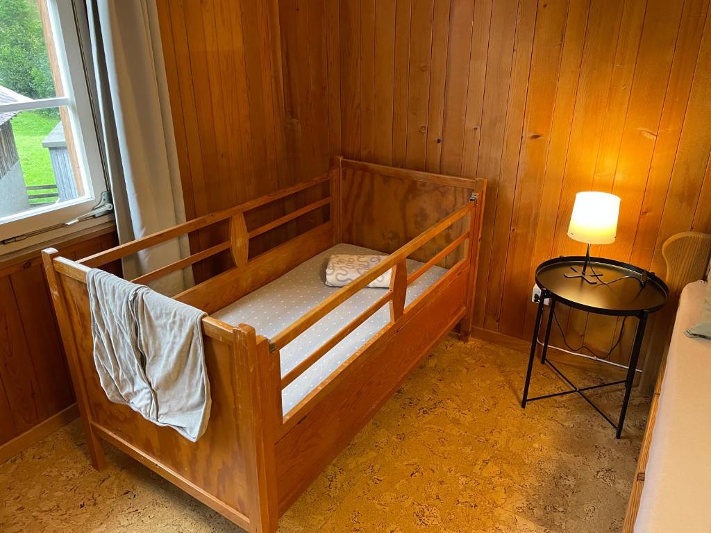 Postel nebo postele na pokoji v ubytování Gemütliche Wohnung mit traditionellem Trittofen