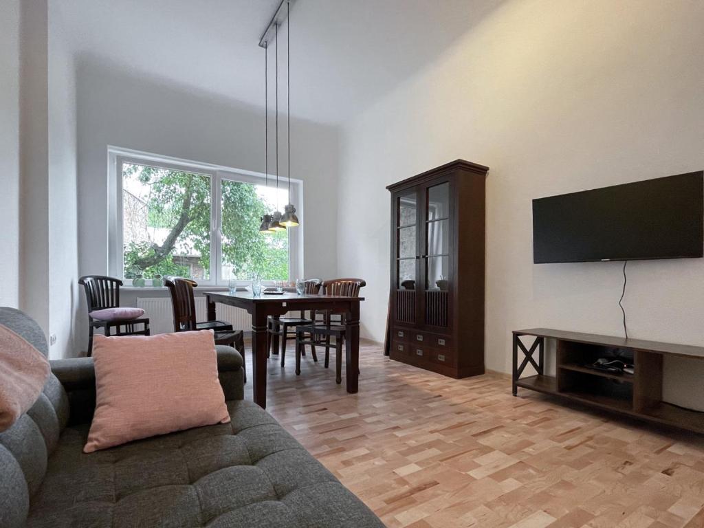 Un televizor și/sau centru de divertisment la Fliedergarten Oderberg - charmante, große Ferienwohnung