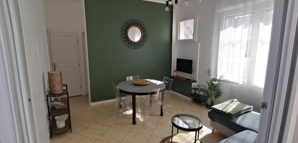 un salon avec une table et un canapé dans l'établissement Appartement hyper centre à 250 m de la plage, à Arcachon