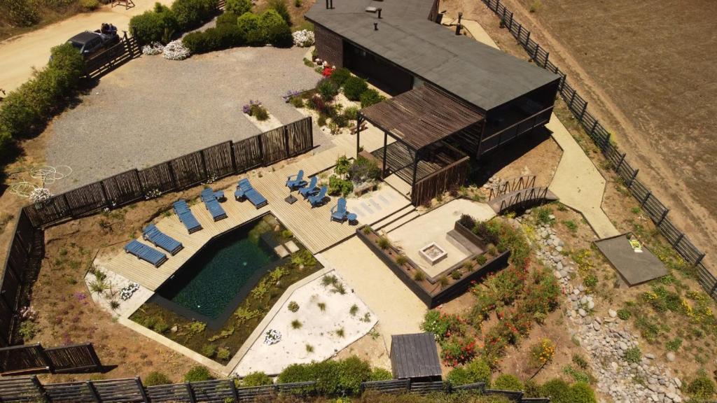 an aerial view of a house with a swimming pool at CÓMODA CASA FAMILIAR Punta Lobos in Pichilemu