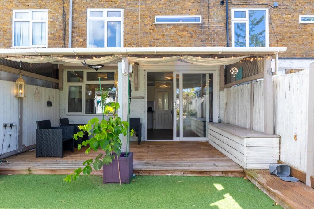 Η πρόσοψη ή η είσοδος του 5 bedroom with Prking
