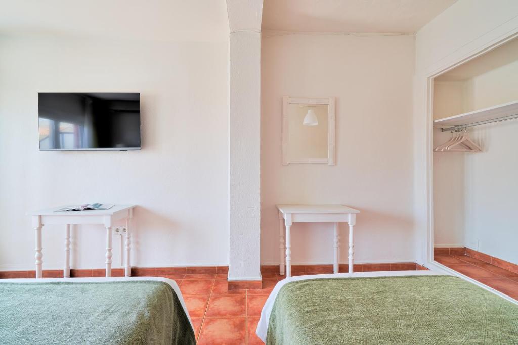 TV a/nebo společenská místnost v ubytování Hostal Sol y Miel