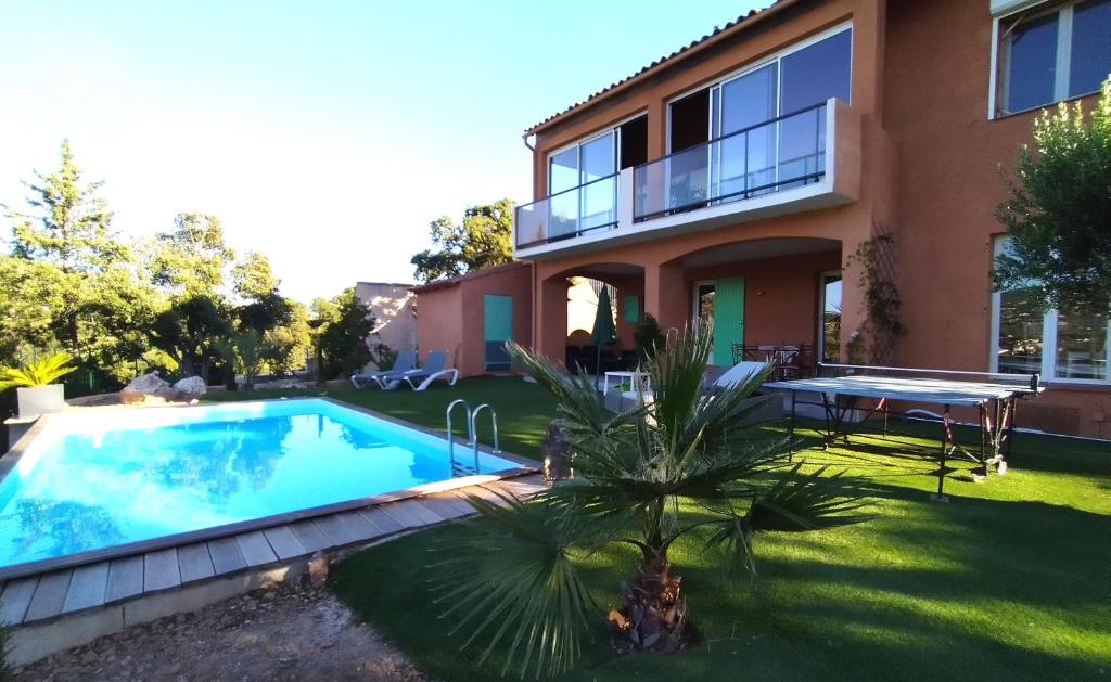une maison avec une piscine dans la cour dans l'établissement Superbe bas de villa 80 m2 piscine privée réservée aux vacanciers avec vue magnifique 6 couchages, à La Londe-les-Maures
