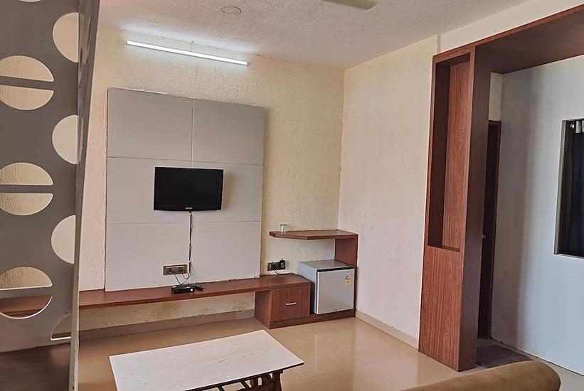 TV a/nebo společenská místnost v ubytování Dwarkadhish Palm Valley-Pure Veg