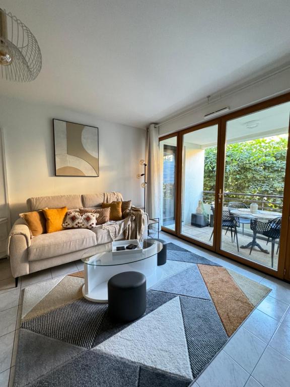 a living room with a couch and a table at Appart-VictoriaParis in Houilles