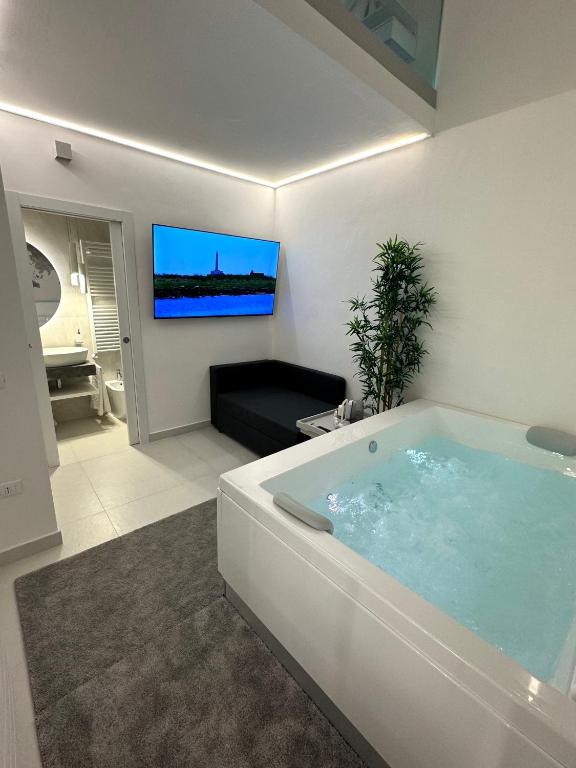 a large tub in a living room with a tv at Acqua e Sale in Gallipoli