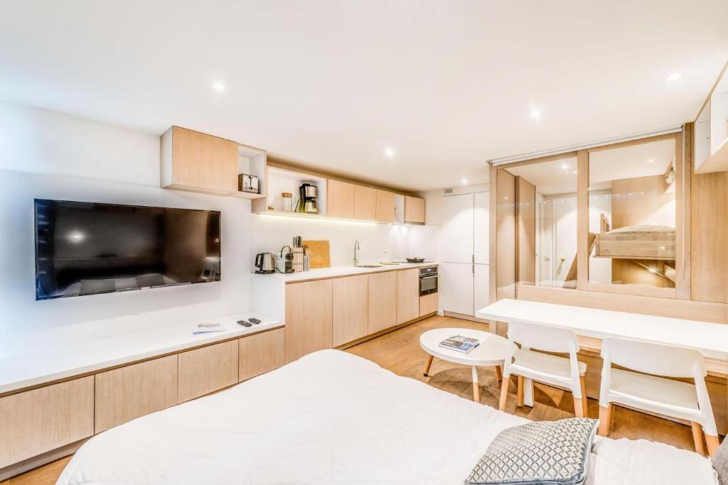 une grande chambre avec un lit et une cuisine dans l'établissement Résidence Palafour - Studio 4 complètement rénové, confort moderne - balcon vue lac MAE-3389, à Tignes