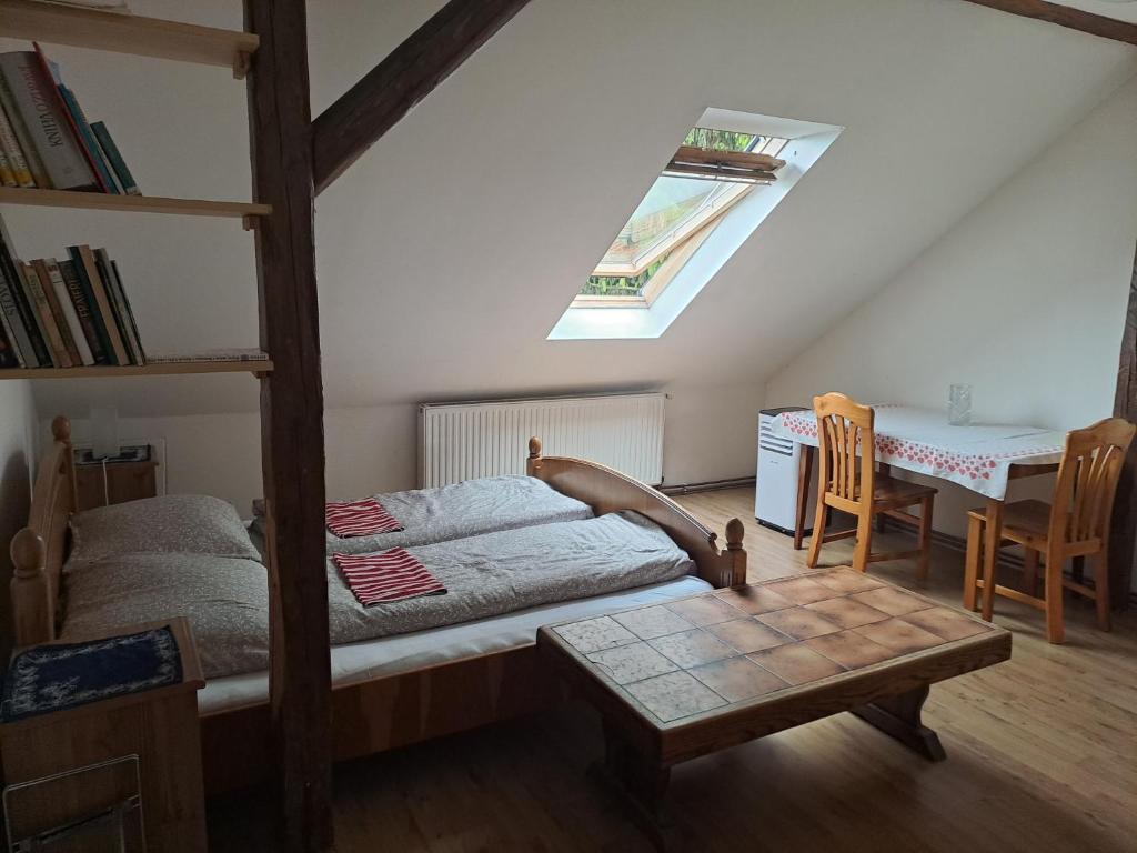 Postel nebo postele na pokoji v ubytování Podkrovní apartmán