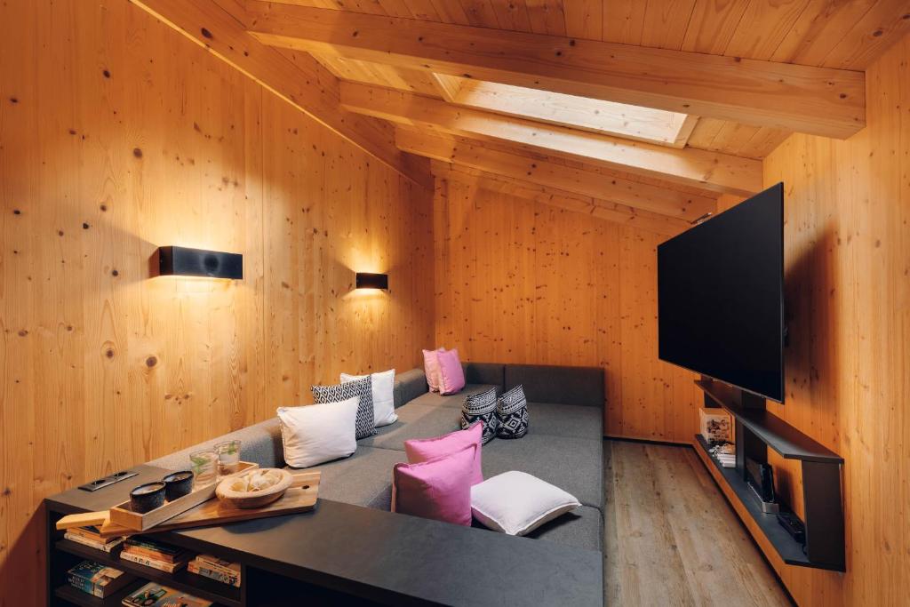TV a/nebo společenská místnost v ubytování Ferienhaus zum Stubaier Gletscher - WALD
