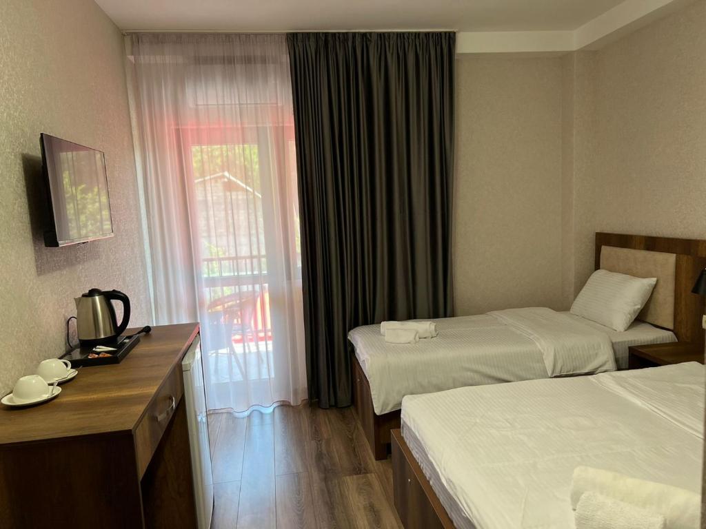 Postel nebo postele na pokoji v ubytování Lagodekhi Inn