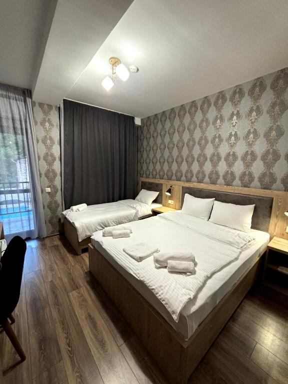 Postel nebo postele na pokoji v ubytování Lagodekhi Inn
