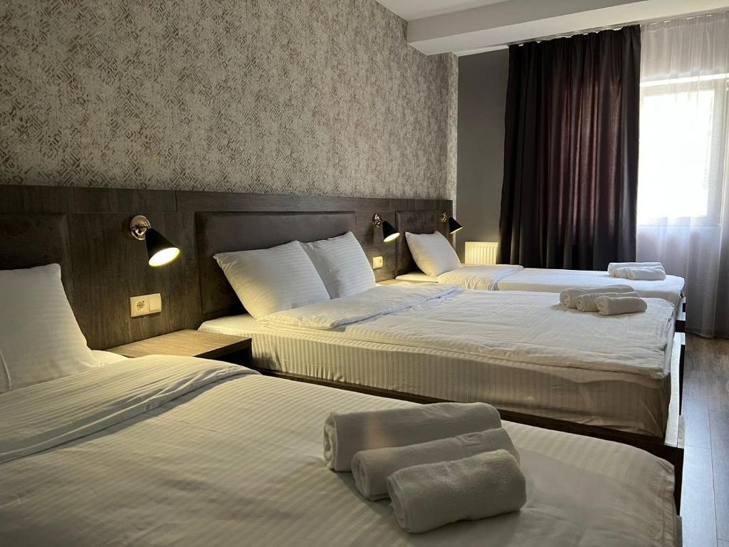 Postel nebo postele na pokoji v ubytování Lagodekhi Inn