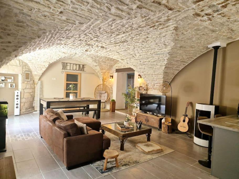 un salon avec un canapé et une table dans l'établissement Maison avec jardin, à Vestric-et-Candiac