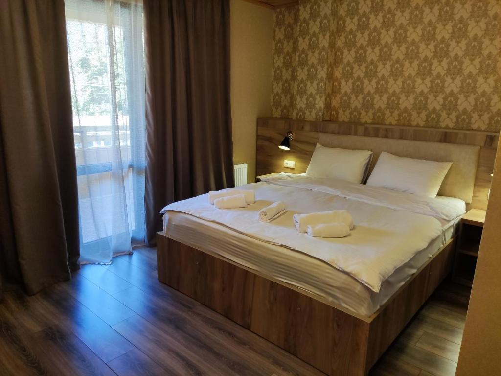 Postel nebo postele na pokoji v ubytování Lagodekhi Inn