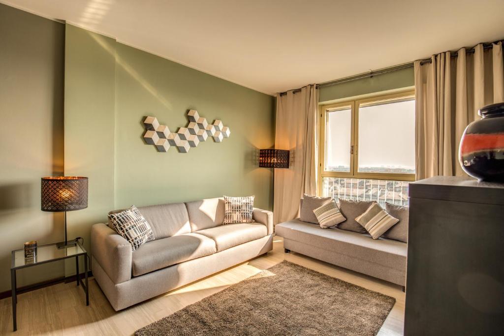 una sala de estar con 2 sofás y una ventana en Downtown Milano, en Milán