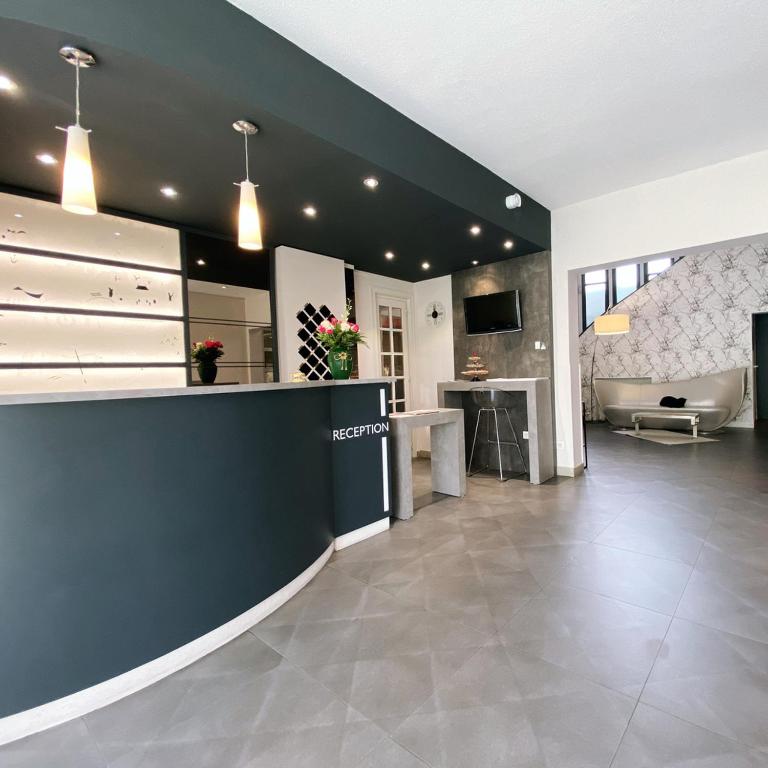 Kuchyň nebo kuchyňský kout v ubytování Logis Hôtel Le Miramont