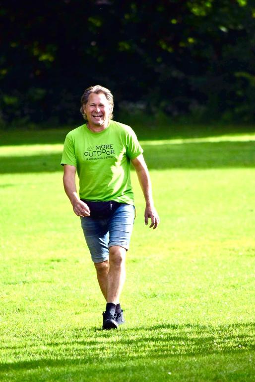 Un uomo che corre in un campo con un frisbee di Cozy apartment room 1 - free parking in the street a Odense