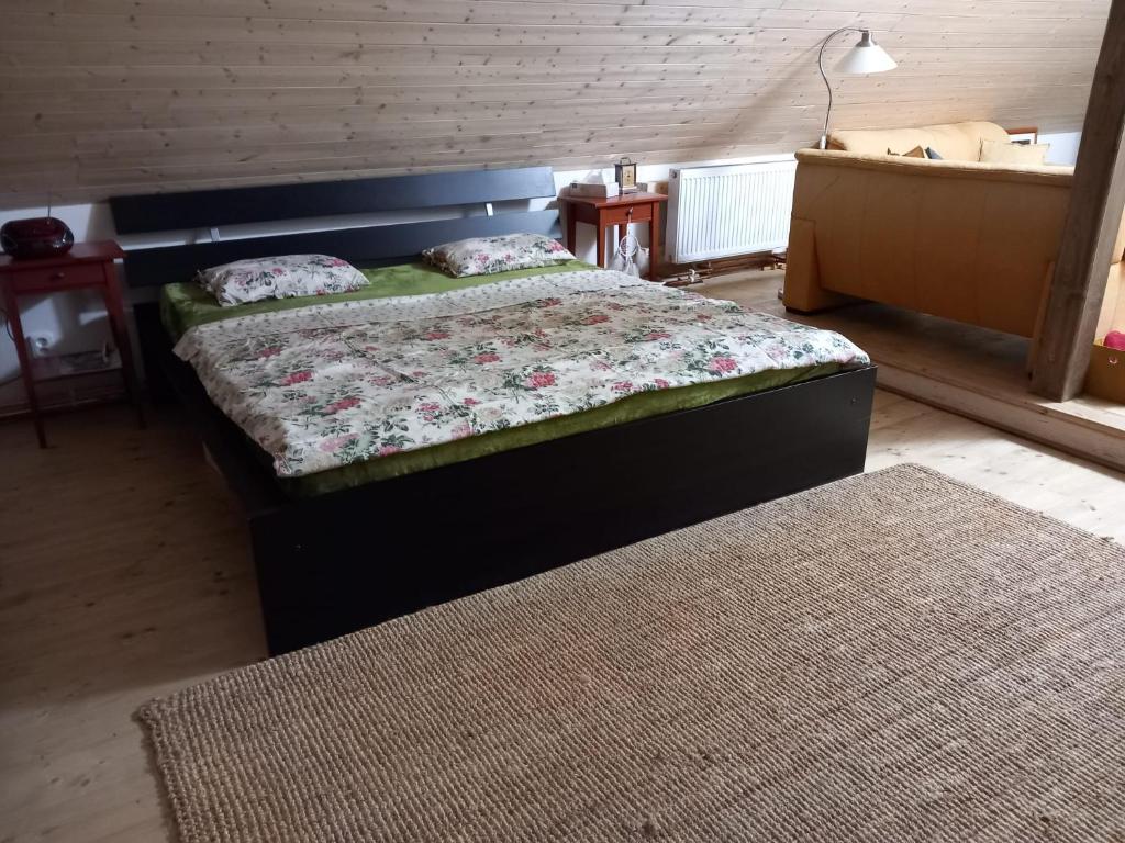 Postel nebo postele na pokoji v ubytování apartmán U dědy Lubina