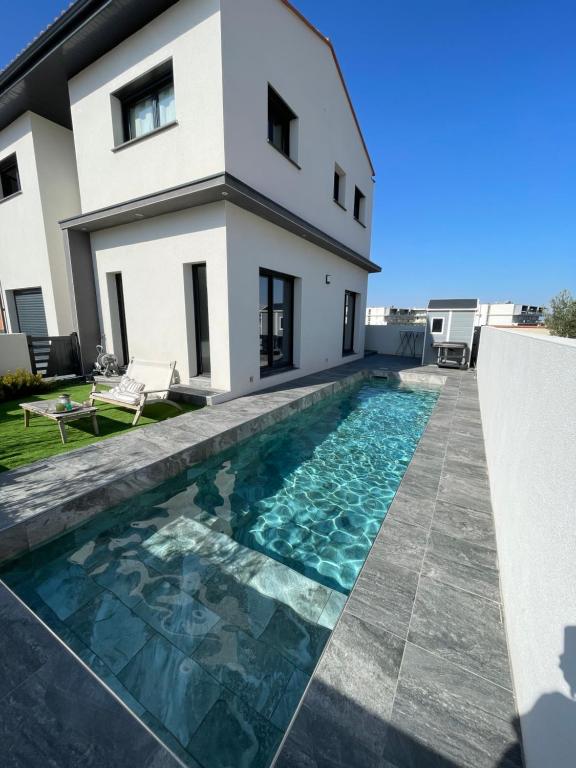 Bazén v ubytování Villa de standing avec piscine nebo v jeho okolí
