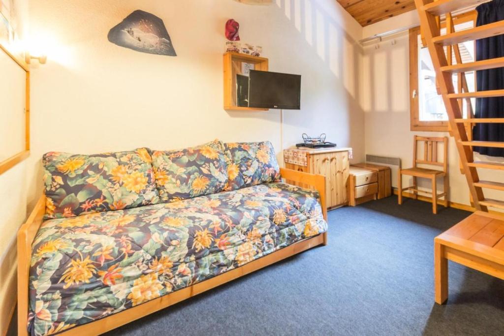 un salon avec un canapé et un escalier dans l'établissement Résidence La Traverse - Appartement duplex situé en centre station MAE-9024, à La Plagne Tarentaise