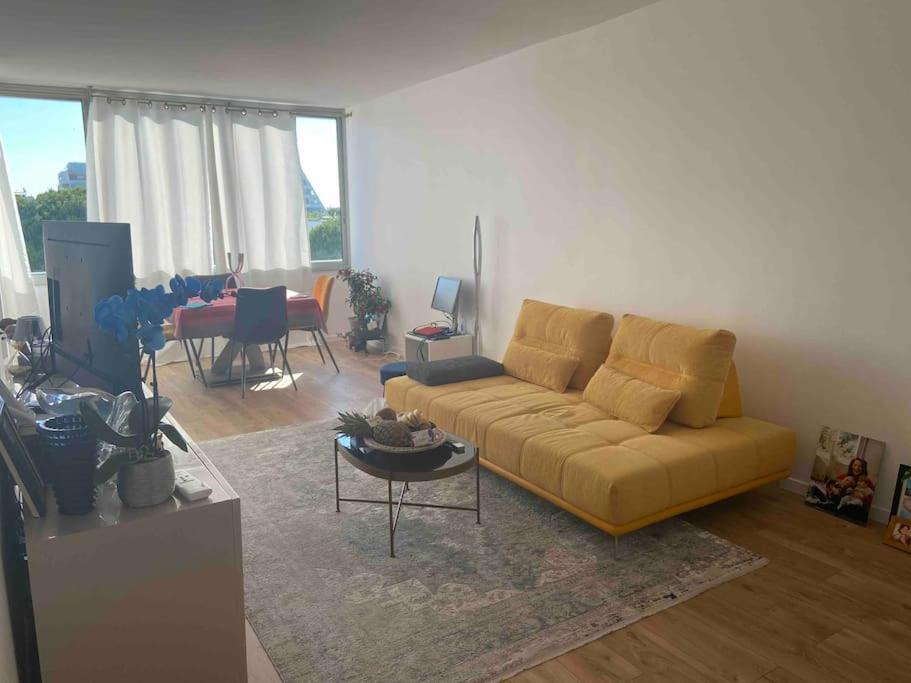 un salon avec un canapé et une table dans l'établissement Antinéa Centre, Wifi, Plages et Climatisation, à La Grande Motte