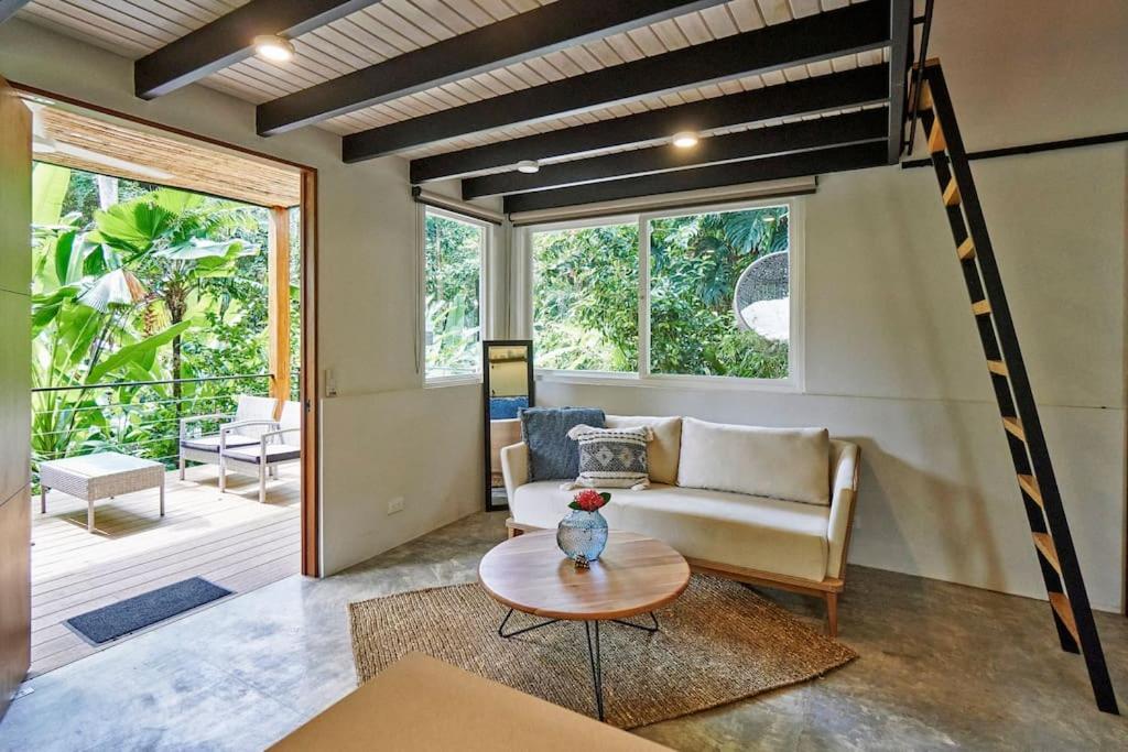 un salon avec un canapé et une table dans l'établissement Tucán Studio Malpais, à Malpaís