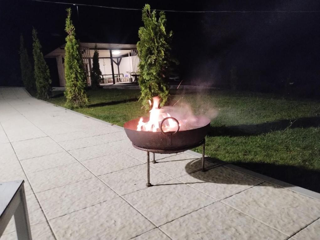 Gril dostupný pro hosty v chaty