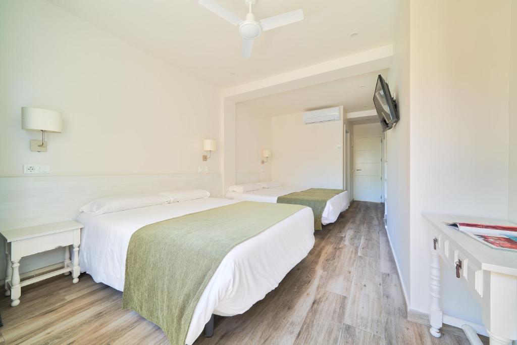 Postel nebo postele na pokoji v ubytování Hostal Sol y Miel
