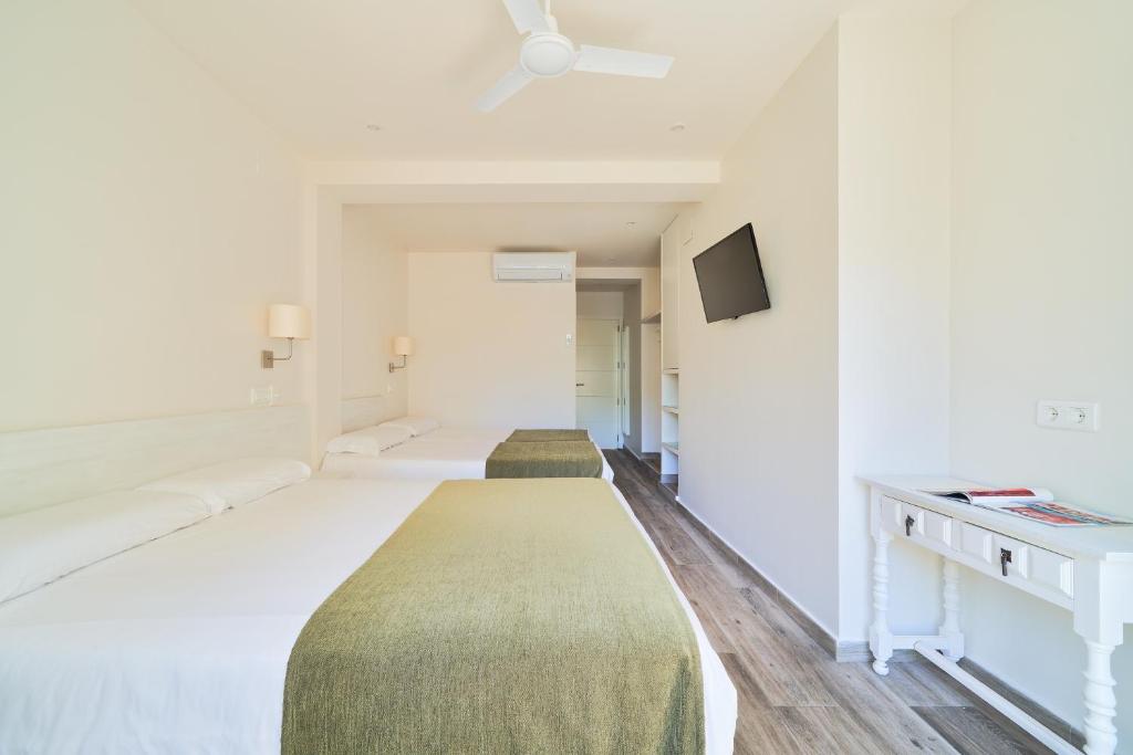 Postel nebo postele na pokoji v ubytování Hostal Sol y Miel