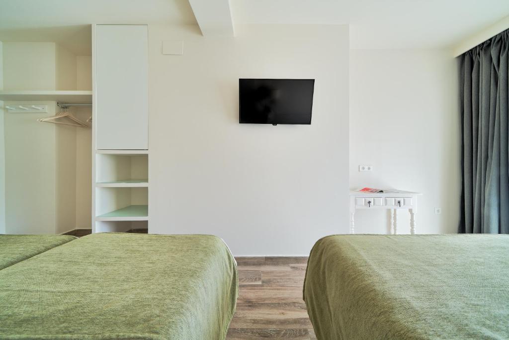 TV a/nebo společenská místnost v ubytování Hostal Sol y Miel