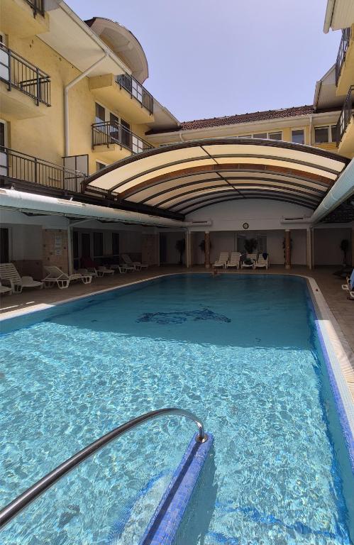 Basen w obiekcie Manna Wellness Apartman Zalakaros lub w pobliżu