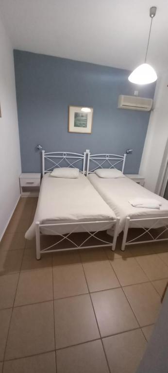 Postel nebo postele na pokoji v ubytování Nikolaki Rooms