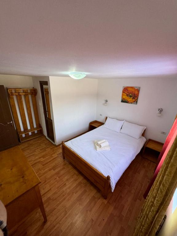a bedroom with a large white bed in a room at BLIM Restaurant Cazare Sound of Nature in Baia de Fier