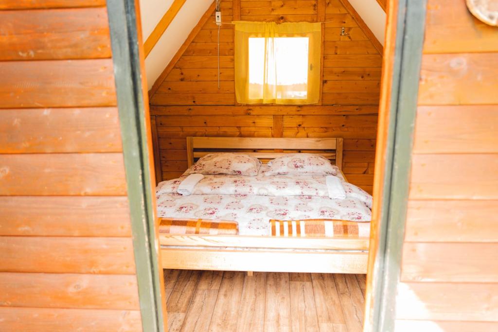 Postel nebo postele na pokoji v ubytování Rafting Kamp Mačak