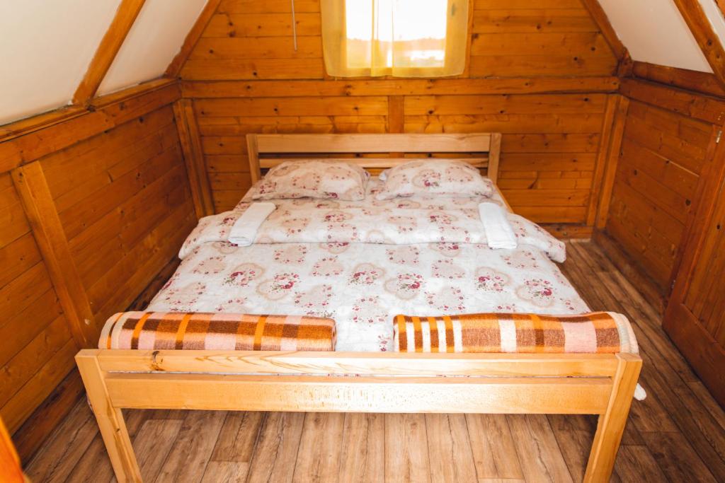 Postel nebo postele na pokoji v ubytování Rafting Kamp Mačak