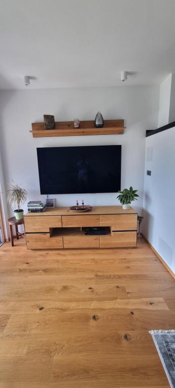TV a/nebo společenská místnost v ubytování Vila Zavino