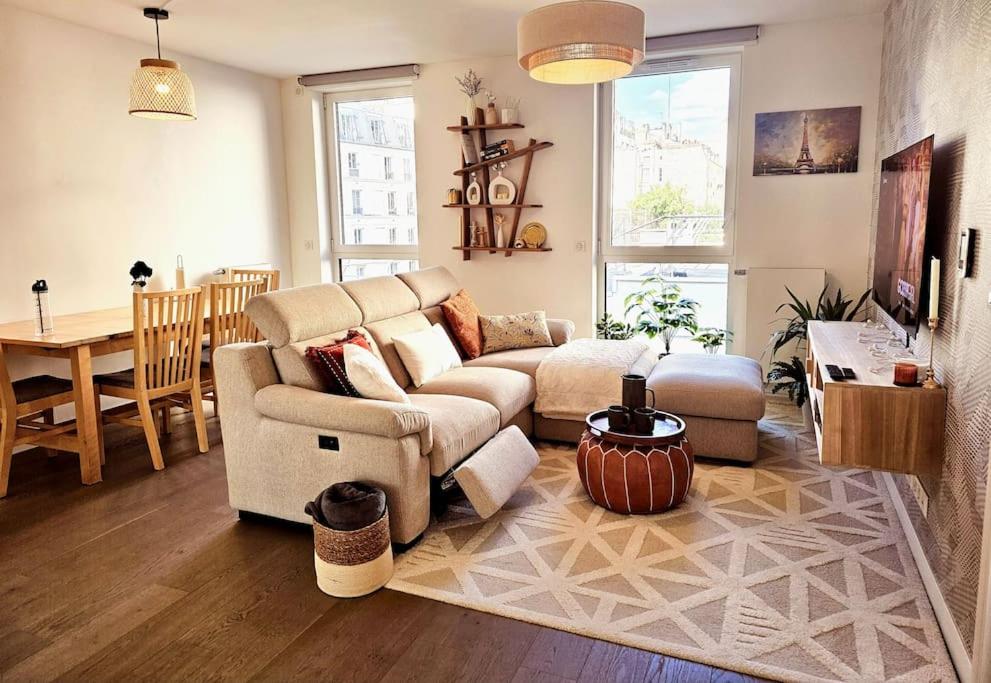 un salon avec un canapé et une table dans l'établissement Chic appartement en plein Paris, à Paris