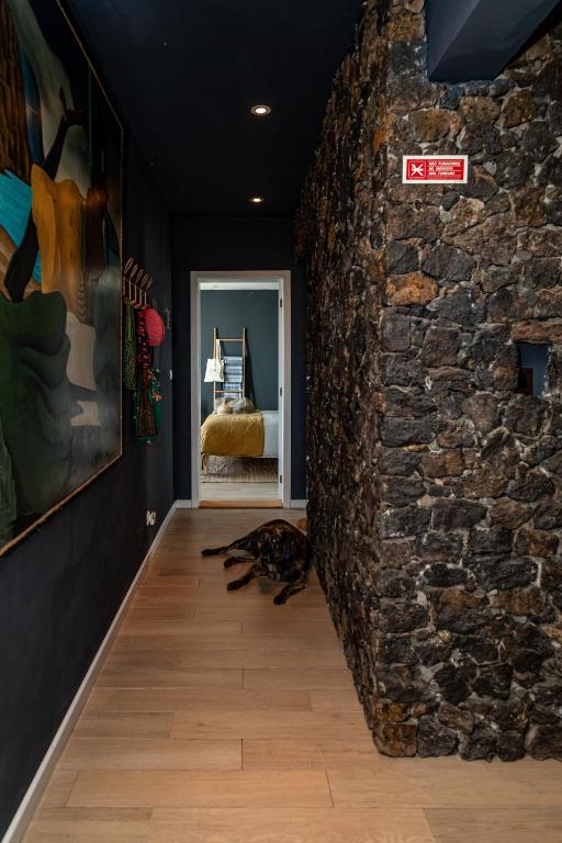 Postel nebo postele na pokoji v ubytování Pedra de Lava Azores-Quarto 2