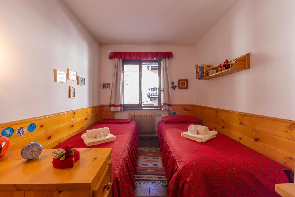 Posteľ alebo postele v izbe v ubytovaní Casa Cisi ski in-Ski out 20m - Happy Rentals