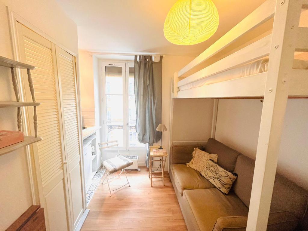 Cette petite chambre comprend des lits superposés et un canapé. dans l'établissement Studio Montmartre, à Paris