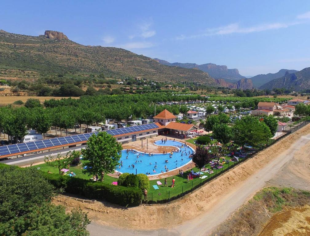Una vista aérea de un complejo turístico con piscina. en La Noguera Camping, en Sant Llorenç de Montgai