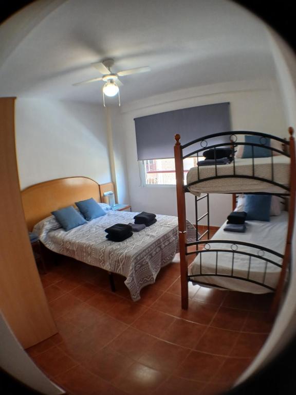 En eller flere senge i et værelse på Comfort Apartamento Compartido