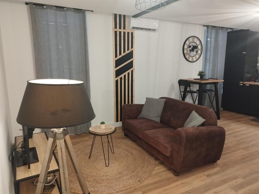 un salon avec un canapé et une lampe dans l'établissement Cosy studio rénové style industriel, à La Seyne-sur-Mer