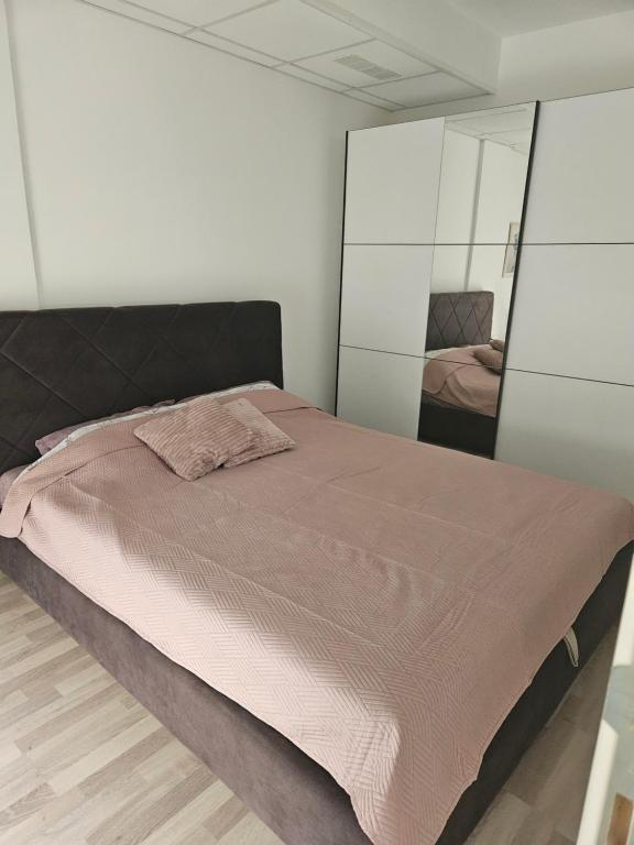Postel nebo postele na pokoji v ubytování Anastasija Lux 3